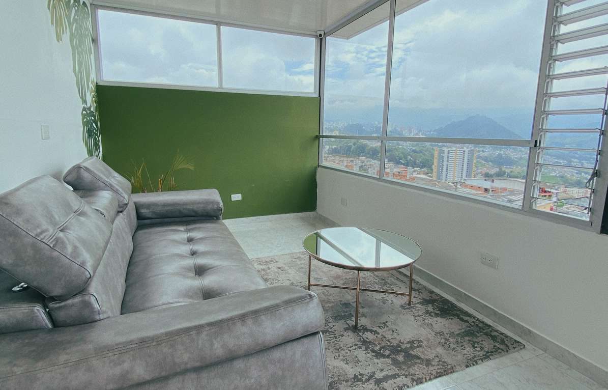 Sala de estar de Casa Mama Hotel con vista a Manizales