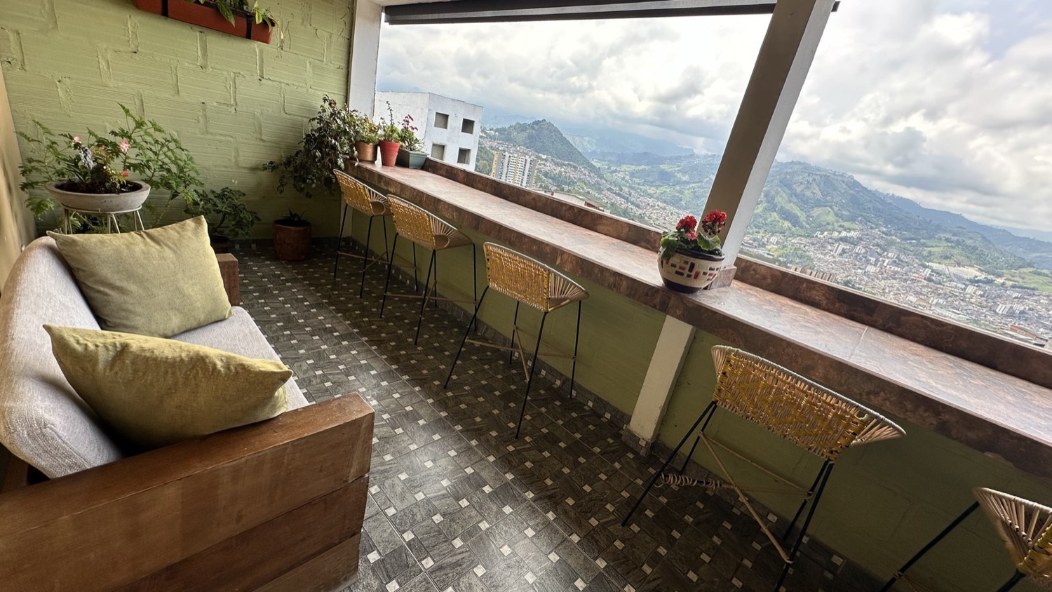Terraza con vista panorámica a Manizales en Casa Mama Hotel